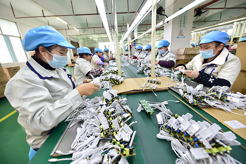 贵州丹寨 扶贫工厂助力搬迁群众稳定就业 电子产业铺就新生活